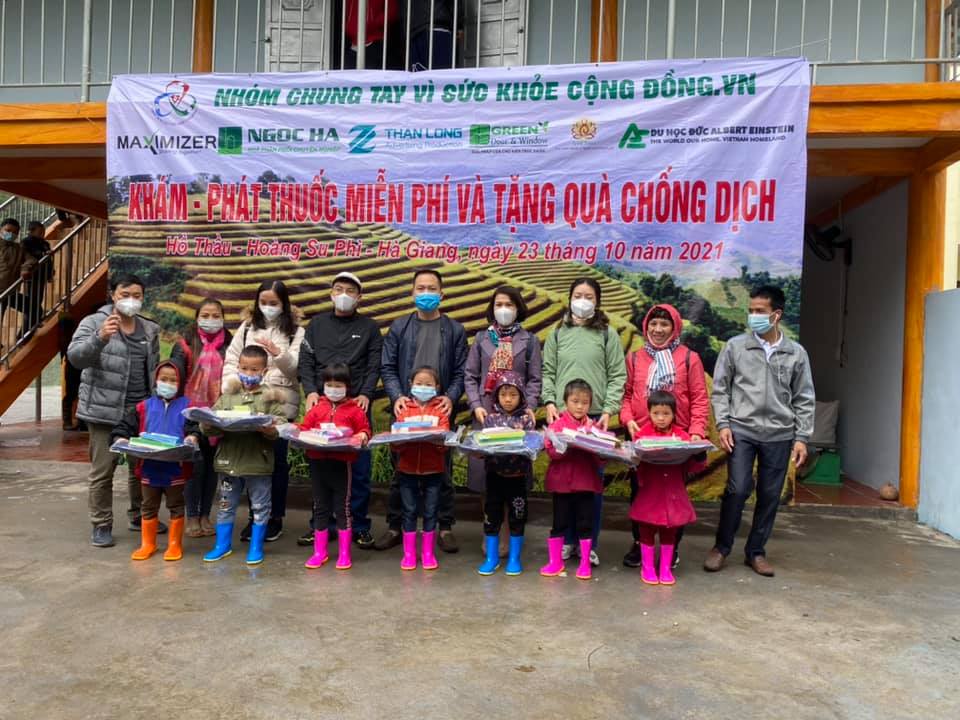 Khám - Phát thuốc miễn phí và tặng quà chống dịch tại Hà Giang